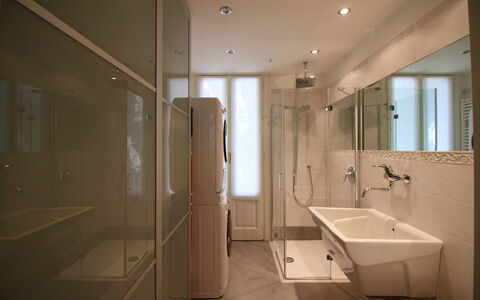 Letizia: Salle De Bains, Design Intérieur, Sol, Luminaire Plomberie, Sol, Évier, Lavabo, Robinet, Plomberie, Plafond