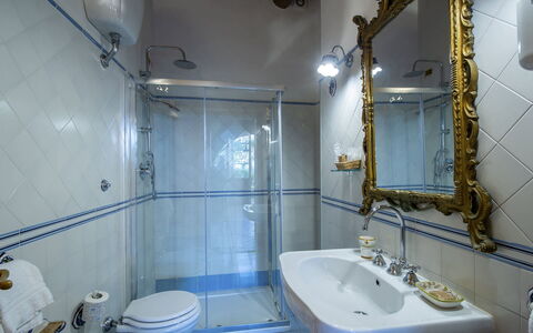 Villa Grevigiana: Luminaire Plomberie, Design Intérieur, Salle De Bains, Lavabo, Évier, Robinet, Sol, Plomberie, Sol, Pièce