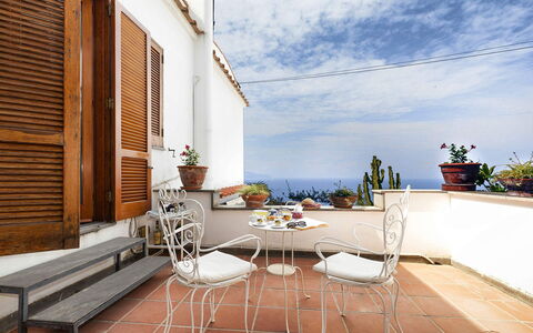 Villa Mary: Pot De Fleur, Meubles, Plante D'Appartement, Chaise, Balcon, Table Cuisine Et Salle A Manger, Vase, Salle À Manger, Mobilier De Jardin, Table Basse