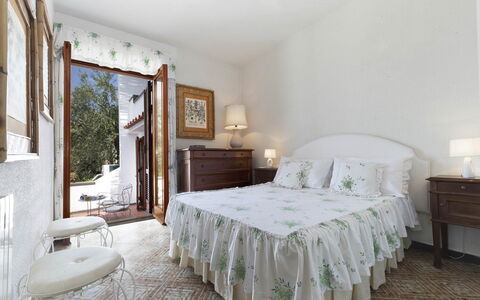 Villa Mary: Meubles, Design Intérieur, Lit, Chambre, Plafond, Sol, Sol, Textile, Pièce, Linge