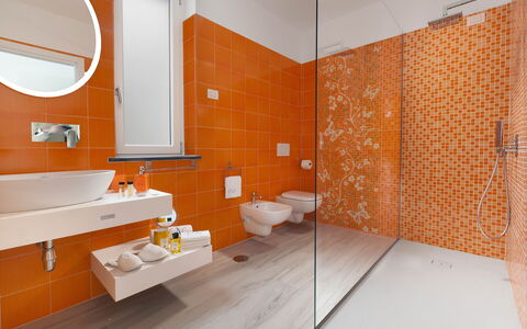 Villa del Cantone: Sol, Design Intérieur, Orange, Luminaire Plomberie, Sol, Salle De Bains, Tuile, Plomberie, Robinet, Évier