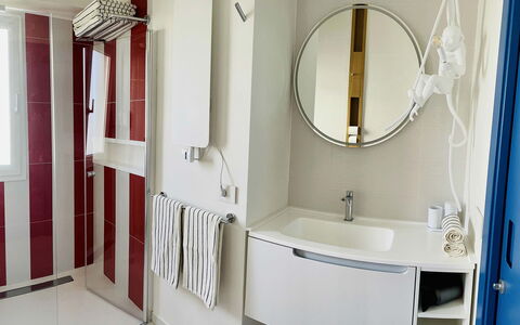 Nole 1: Luminaire Plomberie, Salle De Bains, Design Intérieur, Sol, Lavabo, Sol, Évier, Plomberie, Robinet, Toilette