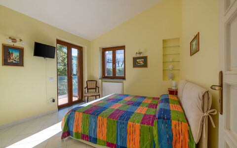 Villa Ava: Meubles, Design Intérieur, Lit, Sol, Chambre, Sol, Bois, Pièce, Plafond, Drap De Lit