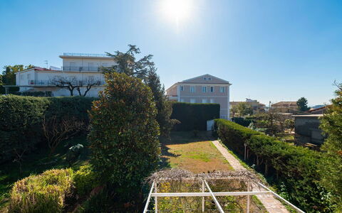 Villa Ava: Ciel, Bleu, Jour, Zone Résidentielle, Arbuste, Domicile, Maison, Toit, Biens, Haie