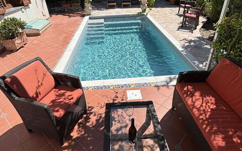 Villa Ava: Piscine, Sol, Sol, Mobilier De Jardin, Meubles, Composite, Tuile, Chaise, Ombre, Pot De Fleur