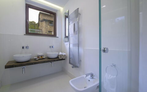 Villa del Fattore: Luminaire Plomberie, Salle De Bains, Sol, Lavabo, Design Intérieur, Évier, Sol, Robinet, Plomberie, Domicile