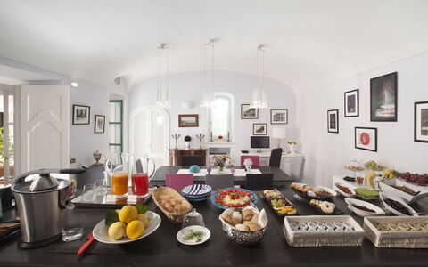 Villa Chiara: Design Intérieur, Meubles, Plafond, Éclairage, Table, Pièce, Luminaire, Aliments, Serveware, Chaise