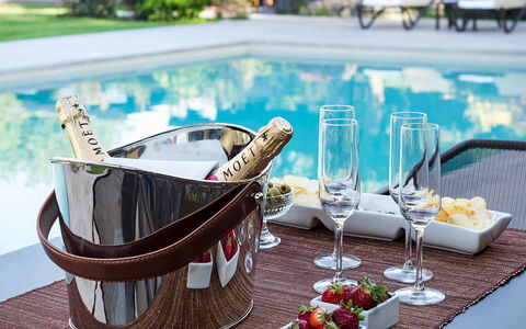 Villa Monte Serra: Bouteille, Vaisselle, Drinkware, Bouteille De Vin, Bouteille En Verre, Du Vin, Verre, Bar