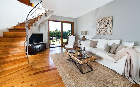 Villa Monte Serra: Sol, Bois, Meubles, Design Intérieur, Parquet, Sol, Domicile, Salon, Chaise, Dur