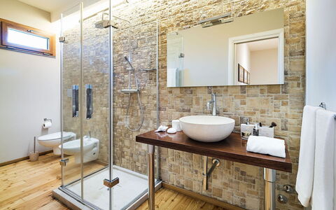 Villa Monte Serra: Design Intérieur, Sol, Mur, Luminaire Plomberie, Salle De Bains, Sol, Éclairage, Plomberie, Lavabo, Miroir