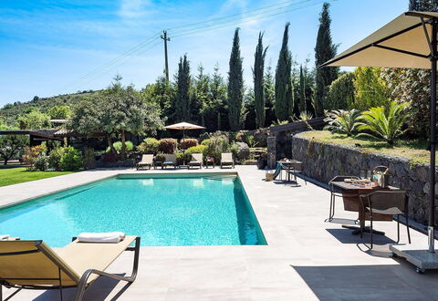 Villa Monte Serra: Piscine, Mobilier De Jardin, Recours, Ombre, Eco Hôtel, Meubles, Composite, Parapluie, Dalle, Loisir