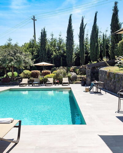 Villa Monte Serra: Piscine, Mobilier De Jardin, Recours, Ombre, Eco Hôtel, Meubles, Composite, Parapluie, Dalle, Loisir