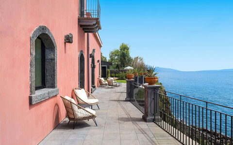 Villa Pozzillo: Mer, Cotiers Et Relief Océaniques, Côte, Océan, Chaise, Balcon, Plante D'Appartement, Pot De Fleur, Baie
