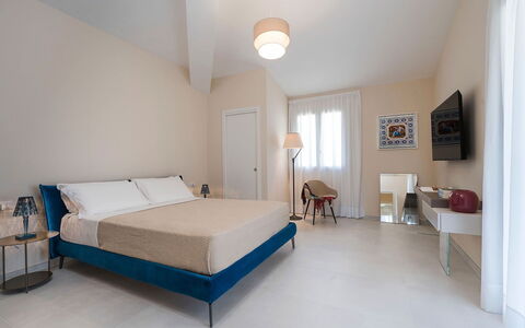 Villa Agorà: Meubles, Design Intérieur, Lit, Sol, Chambre, Sol, Textile, Pièce, Plafond, Drap De Lit