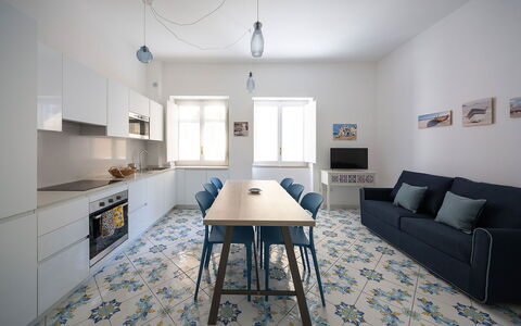 Maison Maiori: Sol, Design Intérieur, Sol, Meubles, Bois, Plafond, Pièce, Éclairage, Table, Domicile