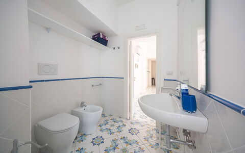 Maison Maiori: Sol, Sol, Design Intérieur, Luminaire Plomberie, Tuile, Composite, Plomberie, Salle De Bains, Robinet