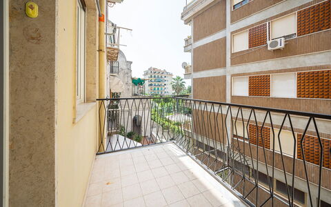 Maison Maiori: Appartement, Composite, Balcon, Condominium, Balustrade, Daylighting