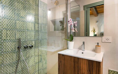 Villa del Sole: Salle De Bains, Design Intérieur, Luminaire Plomberie, Sol, Sol, Armoire De Toilette, Évier, Robinet, Lavabo, Tuile