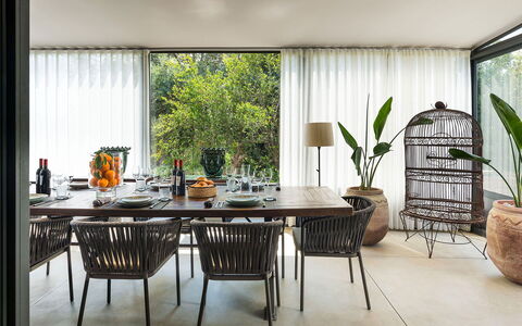 Villa Monica: Meubles, Design Intérieur, Table, Salle À Manger, Table Cuisine Et Salle A Manger, Chaise, Tableau De Plein Air, Pièce, Verre, Matériau Naturel