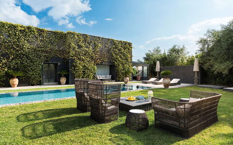 Villa Monica: Arbuste, Jardin, Ombre, Aménagement Paysager, Mobilier De Jardin, Arrière-Cour, Pelouse, Cour, Biens