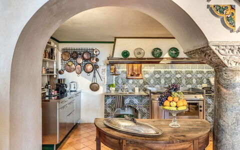 Villa Madonna di Costantinopoli: Design Intérieur, Sol, Cuisine, Meubles, Plafond, Comptoir, Tuile, Chaise, Cabinetry, Plante D'Appartement