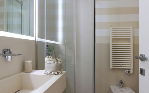 Casa Leuca: Salle De Bains, Luminaire Plomberie, Design Intérieur, Sol, Évier, Sol, Lavabo, Plomberie, Robinet, Plafond