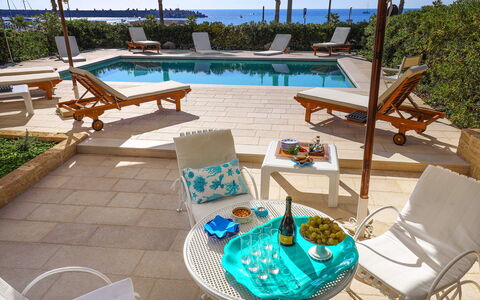 Casa Leuca: Meubles, Chaise, Mobilier De Jardin, Table, Recours, Parapluie, Tableau De Plein Air, Ombre, Piscine, Table Basse