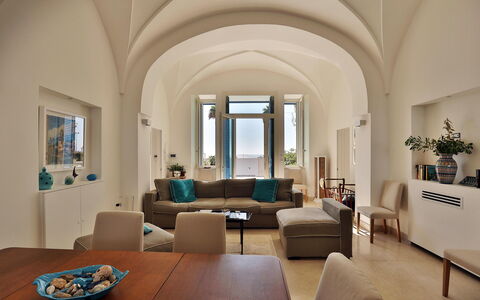 Casa Leuca: Meubles, Design Intérieur, Sol, Table, Chaise, Pièce, Sol, Éclairage, Plafond, Salon