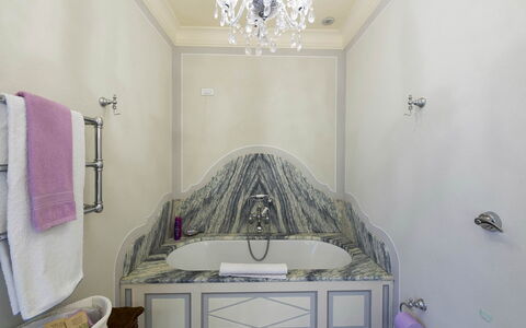 Villa Silva: Design Intérieur, Luminaire Plomberie, Baignoire, Robinet, Plomberie, Salle De Bains, Domicile, Plafond, Moulage, Tuile