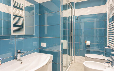 Casa Lucio: Salle De Bains, Luminaire Plomberie, Sol, Design Intérieur, Sol, Évier, Lavabo, Robinet, Plomberie, Toilette