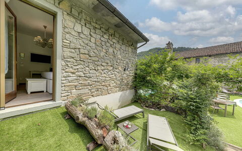 Villa Senio: Jardin, Mur De Pierre, Arrière-Cour, Cour, Aménagement Paysager, Cour, Villa, Ferme, Plante D'Appartement, Mobilier De Jardin