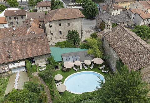 Villa Senio: Maison, Mobilier De Jardin, Établissements Humains, Parapluie, Cour, Biens, Hacienda, Cour, Piscine, Aménagement Paysager