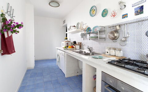 Sea Scent: Cuisine, Design Intérieur, Sol, Comptoir, Sol, Appareil De Cuisine, Principaux Appliance, Meubles, Pièce, Cuisinière