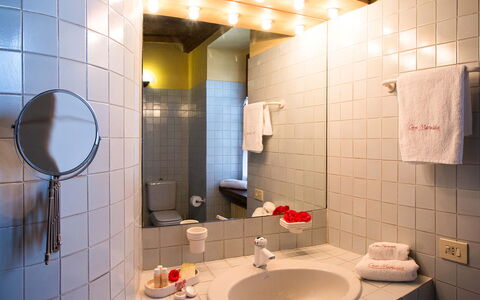 Mariuccia 1: Lavabo, Mur, Design Intérieur, Luminaire Plomberie, Salle De Bains, Sol, Évier, Robinet, Sol, Plomberie