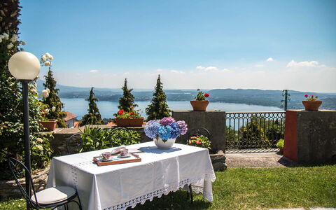 Mariuccia 1: Meubles, Table, Pot De Fleur, Nappe De Table, Chaise, Plante D'Appartement, Tableau De Plein Air, Jardin