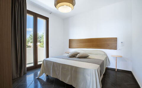 Villa Priscilla: Design Intérieur, Bois, Sol, Sol, Chambre, Meubles, Lit, Plafond, Pièce, Éclairage