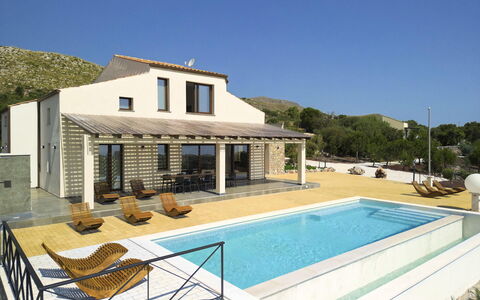 Villa Priscilla: Piscine, Recours, Zone Résidentielle, Domicile, Biens, Toit, Composite, Mobilier De Jardin, Porte, Ferme