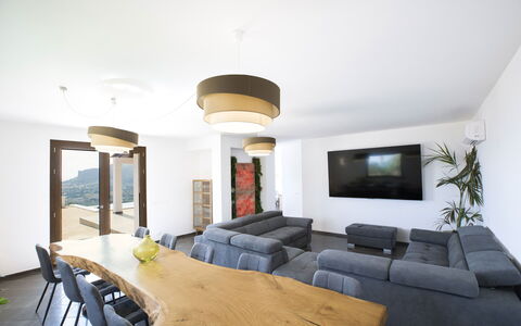 Villa Priscilla: Meubles, Design Intérieur, Bois, Sol, Plafond, Table, Sol, Éclairage, Pièce, Salon