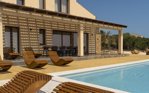 Villa Priscilla: Bois, Architecture, Ombre, Piscine, Composite, Porche, Mobilier De Jardin, Chaise, Biens, Structure En Plein Air