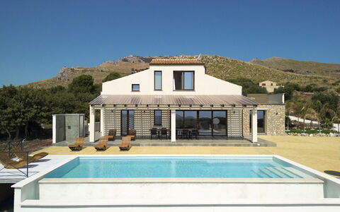 Villa Priscilla: Piscine, Zone Résidentielle, Biens, Recours, Domicile, Toit, Composite, Ferme, Villa, Chalet