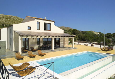 Villa Priscilla: Piscine, Recours, Zone Résidentielle, Domicile, Biens, Toit, Composite, Mobilier De Jardin, Porte, Ferme