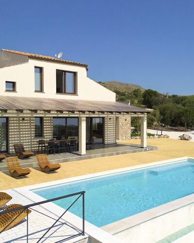 Villa Priscilla: Piscine, Recours, Zone Résidentielle, Domicile, Biens, Toit, Composite, Mobilier De Jardin, Porte, Ferme