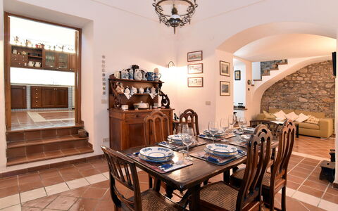 Villa Birbante: Meubles, Design Intérieur, Sol, Bois, Table, Chaise, Salle À Manger, Table Cuisine Et Salle A Manger, Sol, Plafond