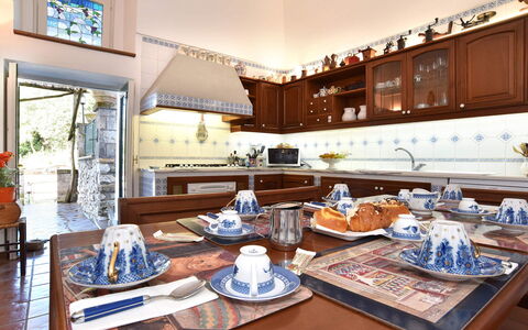 Villa Birbante: Meubles, Design Intérieur, Cuisine, Table, Vaisselle, Sol, Comptoir, Chaise, Table Cuisine Et Salle A Manger, Salle À Manger