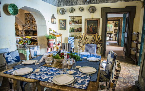 Villa San Giacomo: Meubles, Design Intérieur, Table, Nappe De Table, Salle À Manger, Chaise, Porcelaine, Linge, Table Cuisine Et Salle A Manger, Vaisselle