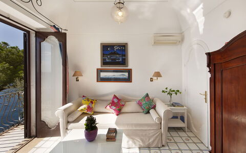 Little Mansour: Meubles, Design Intérieur, Sol, Sol, Table, Chaise, Pot De Fleur, Salon, Pièce, Plafond