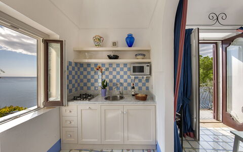 Little Mansour: Meubles, Chaise, Tuile, Plante D'Appartement, Tache De Bois, Table Cuisine Et Salle A Manger, Cuisine, Cabinetry, Comptoir, Accueil Porte