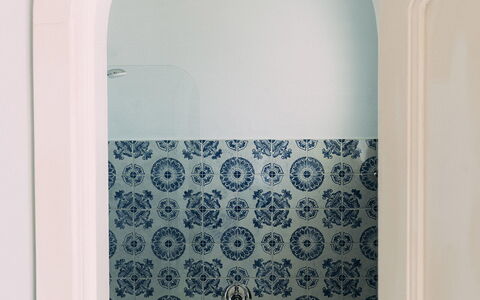 Little Mansour: Design Intérieur, Sol, Cambre, Sol, Salle De Bains, Luminaire Plomberie, Plafond, Tuile, Plomberie, Moulage