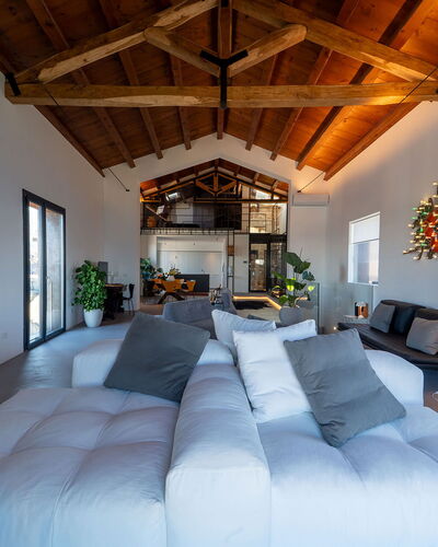 Iris House: Design Intérieur, Meubles, Sol, Plafond, Sol, Architecture, Domicile, Canapé, Salon