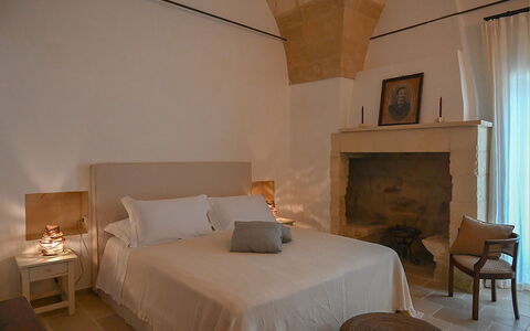 Masseria Loyola: Mur, Meubles, Design Intérieur, Sol, Chambre, Sol, Lit, Drap De Lit, Plafond, Literie